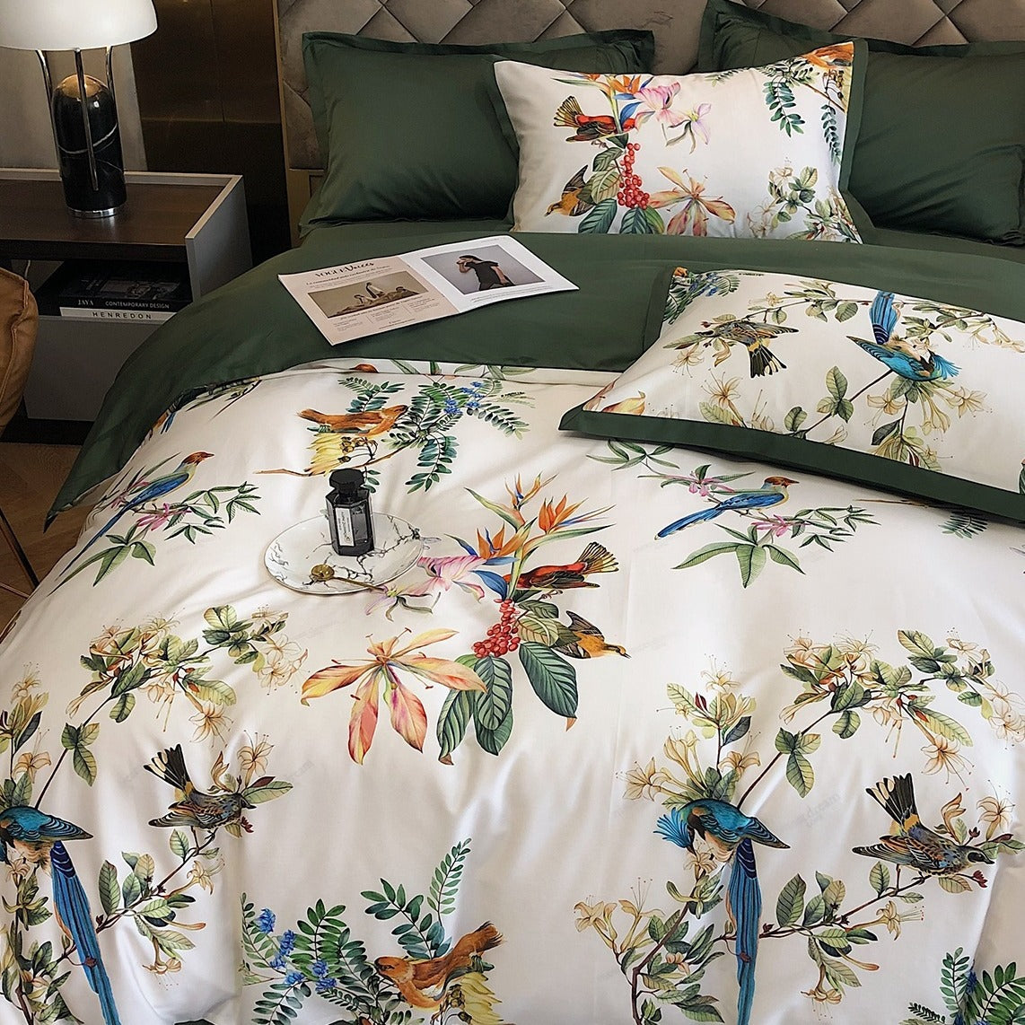 Luxuriöse Baumwollsatin-Bettwäschegarnitur mit exotischem Vogel- und Botanischem Print