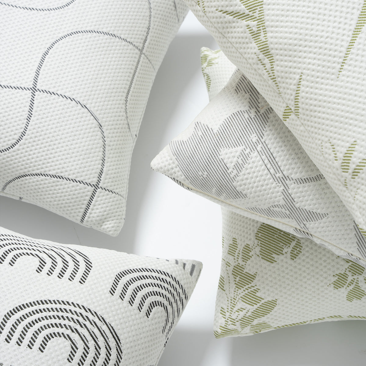 Jacquard-Kissenbezug mit strukturierter Waffel-Webung und filigranem Blattmuster Brehn