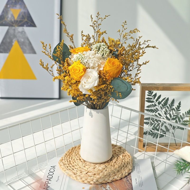 Eleganter Trockenblumenstrauß mit dekorativer Vase