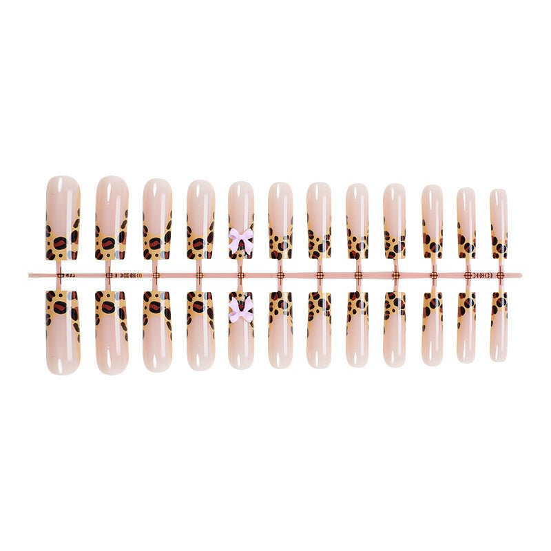 Dekorative Stiletto Press-On Nagelkunst mit Tiermotiv und Schleifenakzenten Brehn