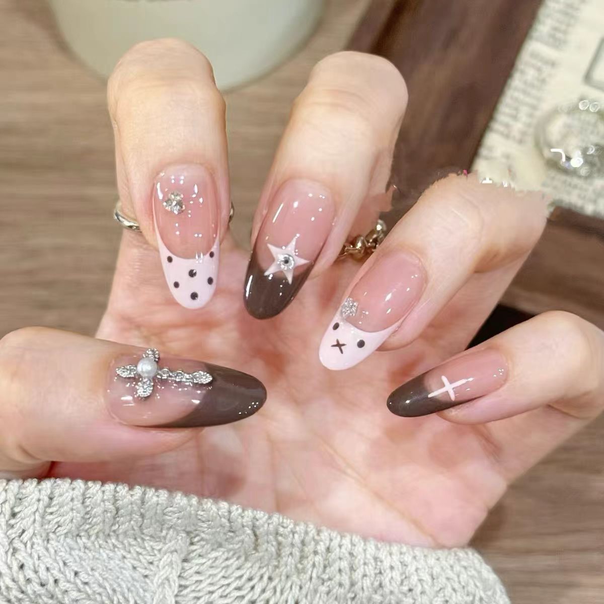 Künstlerisches Stiletto Press-On Nagelset Brehn