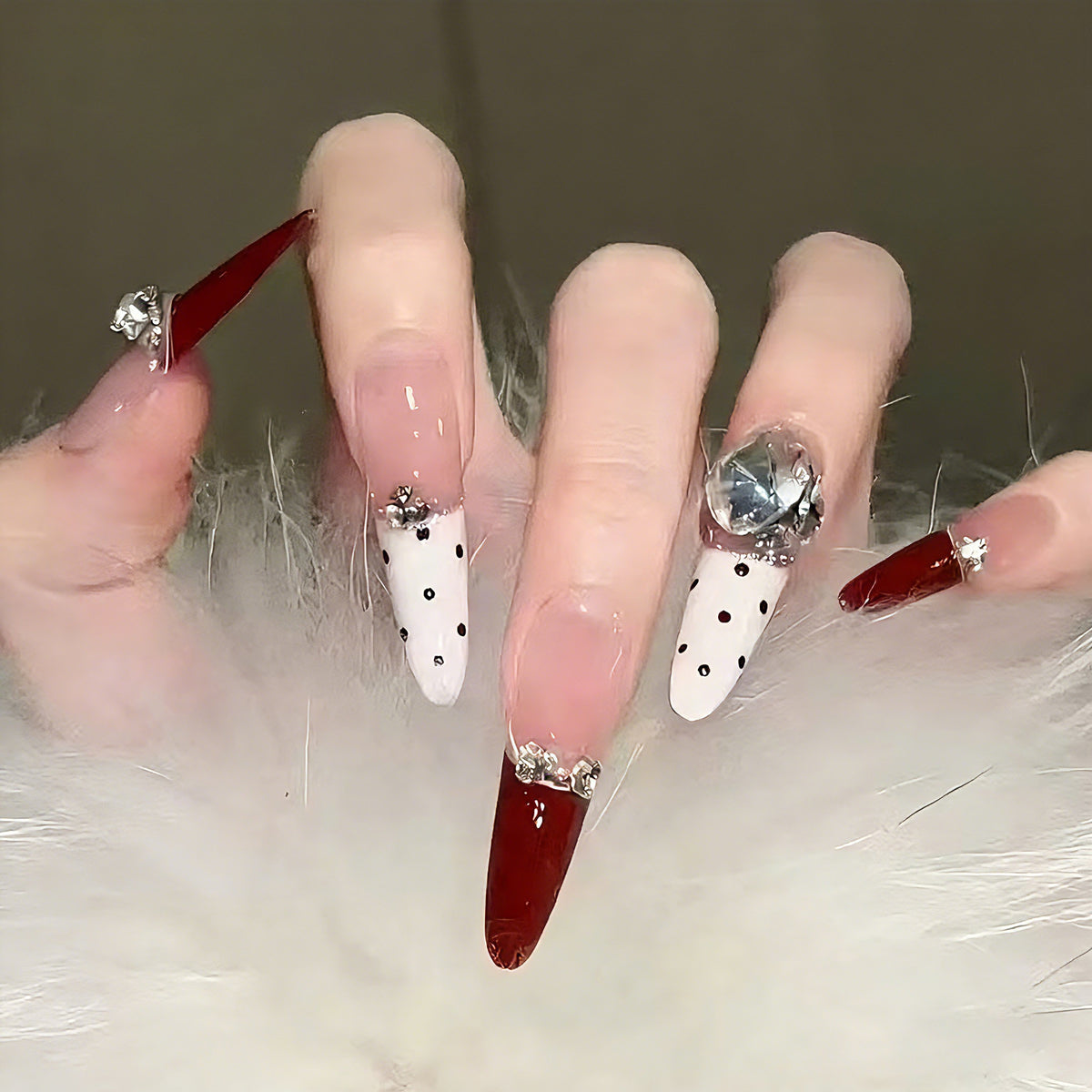 Glamouröse Kunstnageldesigns mit Kristallverzierung Brehn