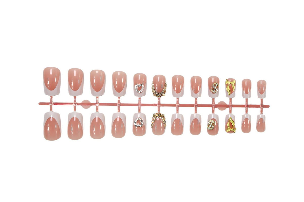 Kunstnagelset mit eleganten Schmuck- und Glitzerelementen Brehn