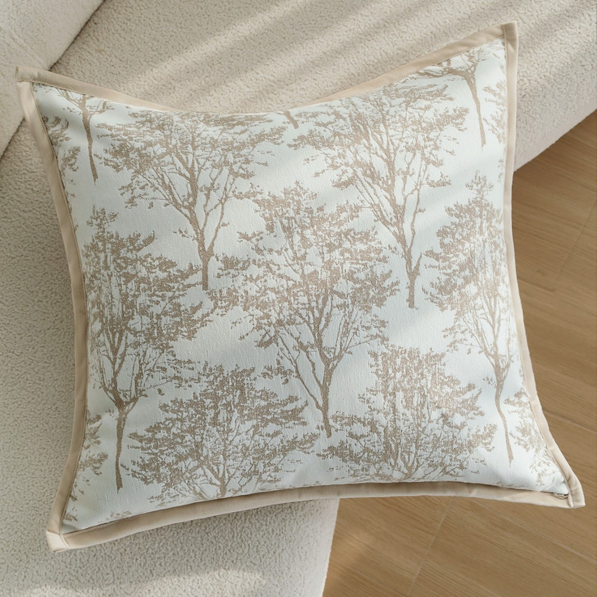 Quadratischer Zierkissenbezug mit feinem Waldmuster‑Jacquard und Samt-Keder Brehn
