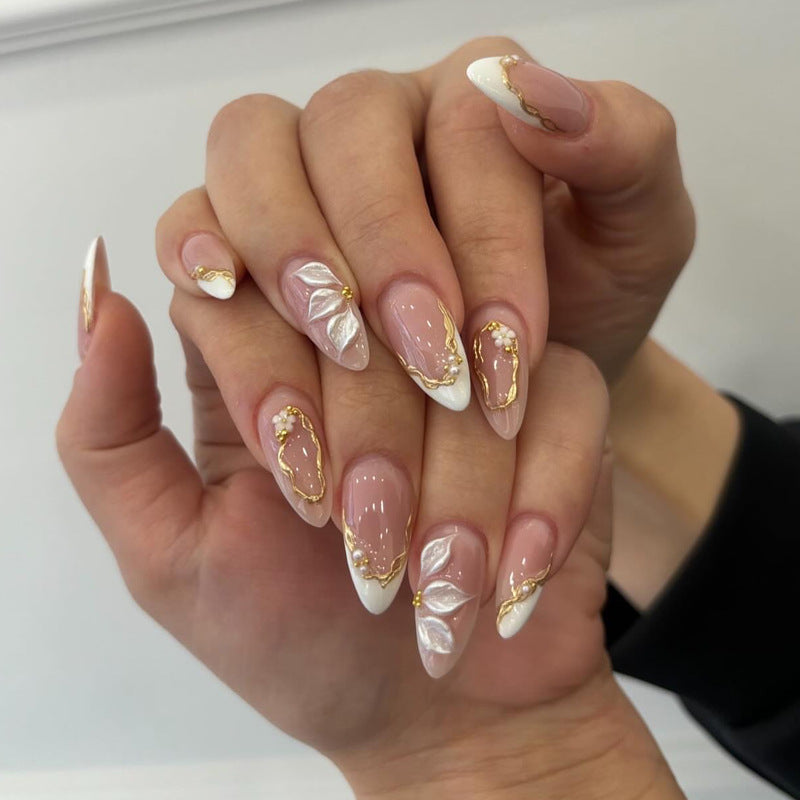 Elegante Press-On Nagelkunst mit goldenen Akzenten Brehn