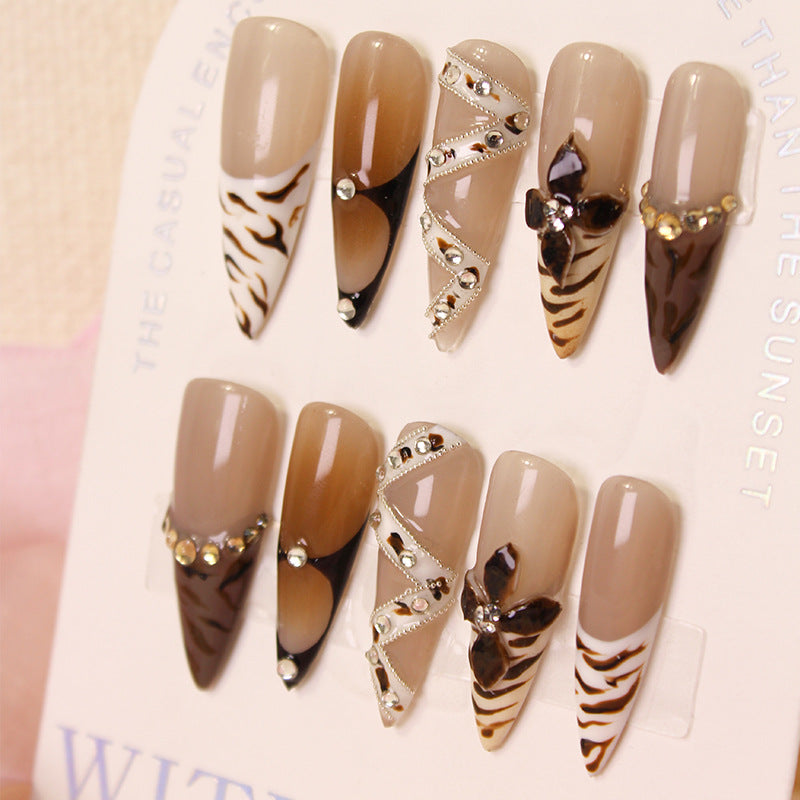 Kunstnägel mit extravaganten Designs und Glitzerakzenten Brehn