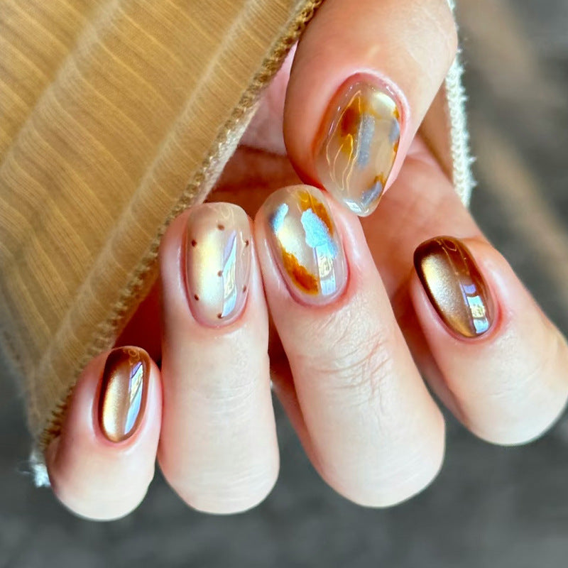 Künstlerisches Nagelset mit glänzendem Metallic-Finish Brehn