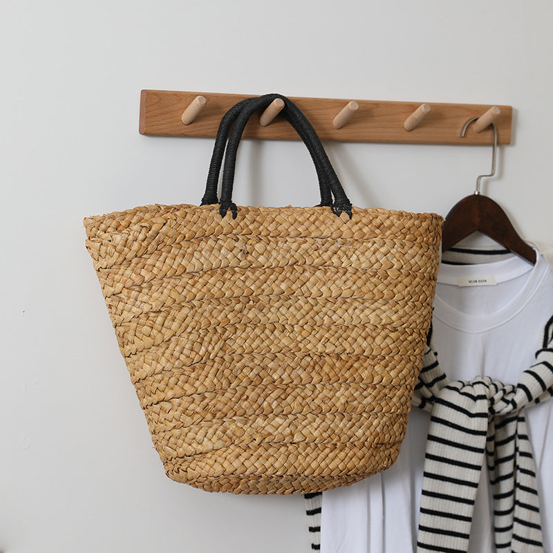 Elegante Basttasche mit Kontrastgriffen Brehn