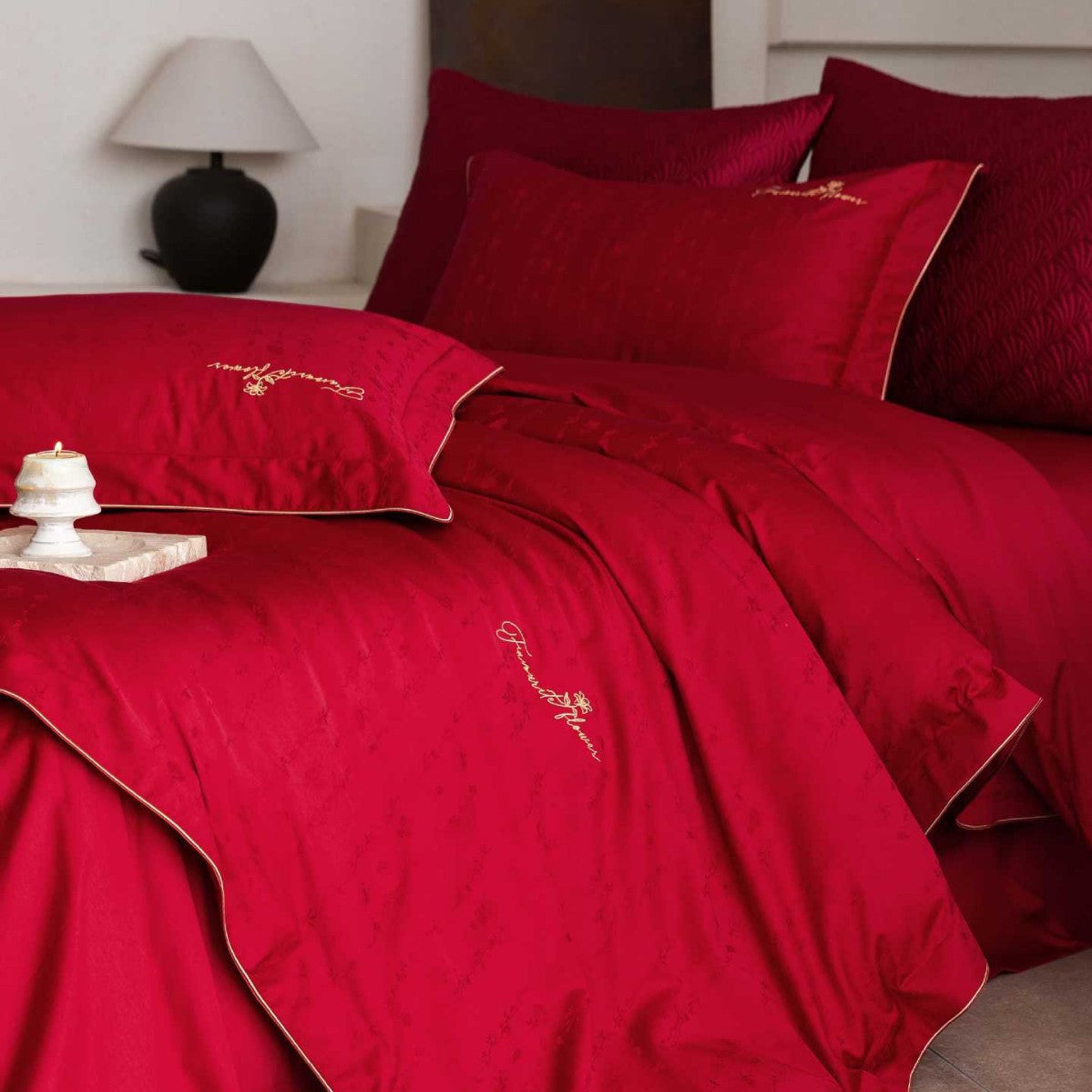 Luxuriöses Satin-Bettwäsche-Komplettset mit wattierter Überdecke und zarter Logo-Stickerei
