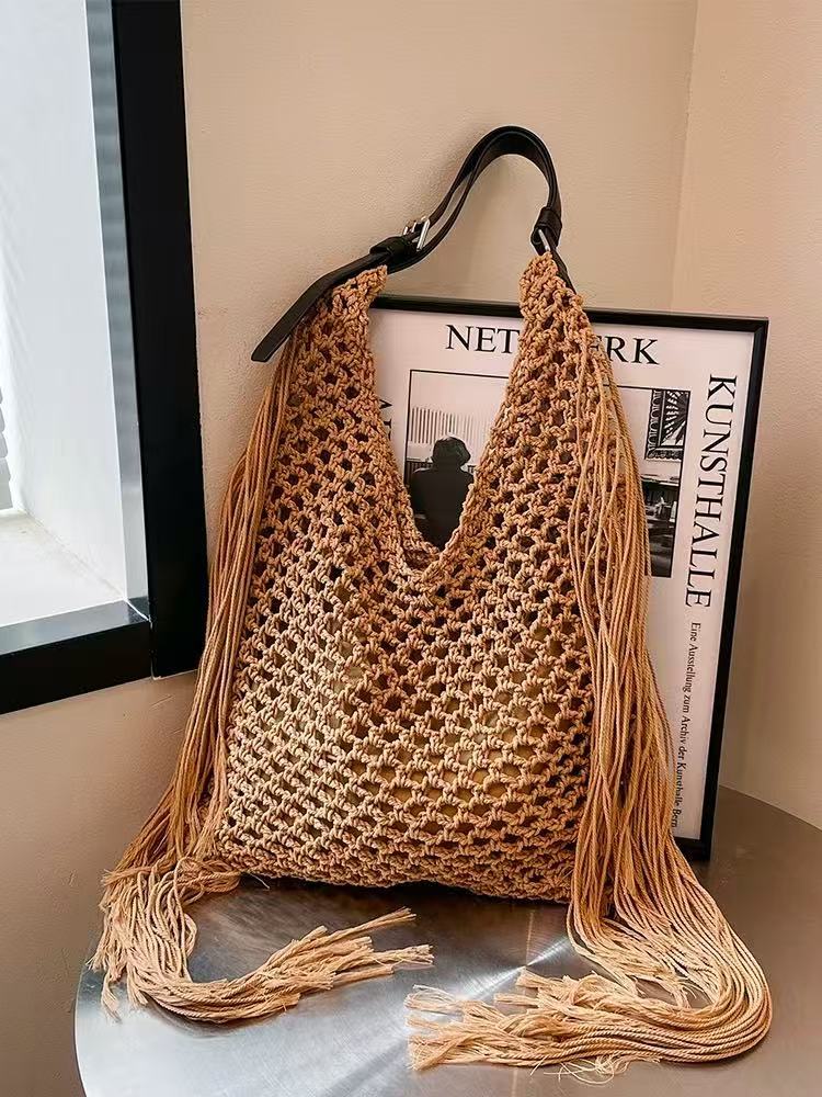 Damen Makramee Handtasche mit fransigen Details Brehn
