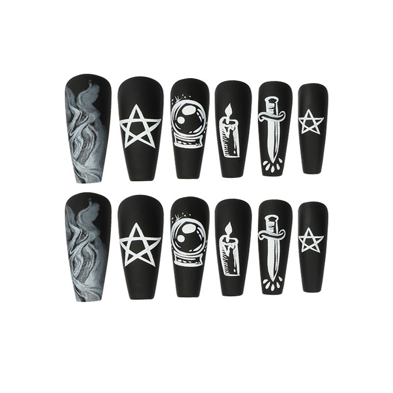 Kunstvolle Nagelkunst mit mystischen Motiven Brehn