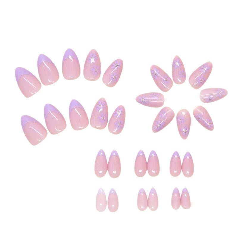 Kreative Kunstnägel mit floralen Akzenten Brehn