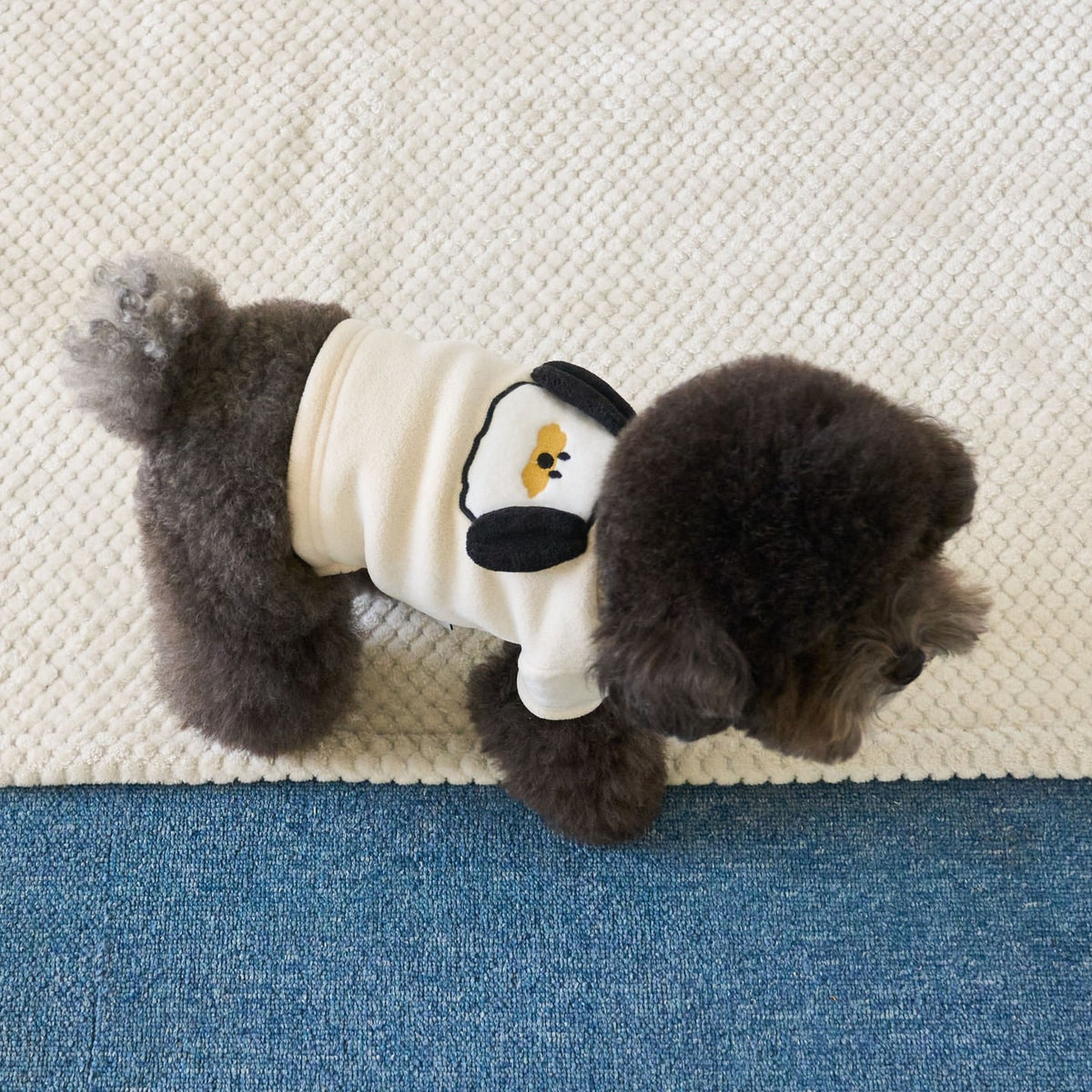 Plüsch-Fleece-Hundepullover mit gesticktem Affenpatch