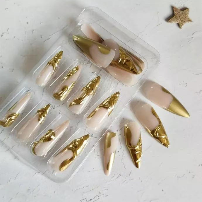 Kunstnägel mit goldenen, geschwungenen Akzenten Brehn