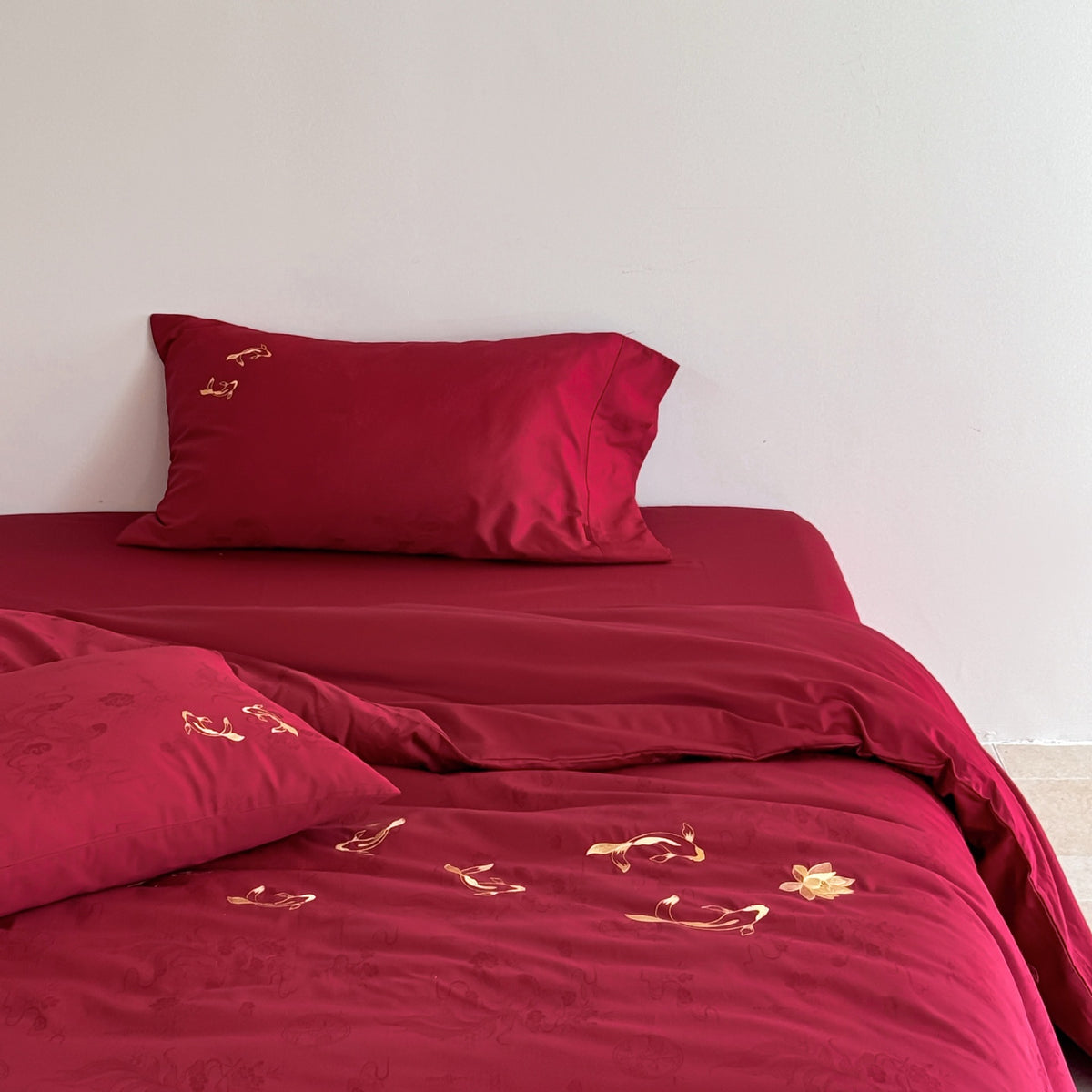 Luxuriöse Bettwäschegarnitur aus Baumwollsatin mit bestickten Koi-Motiven und feiner Jacquardstruktur