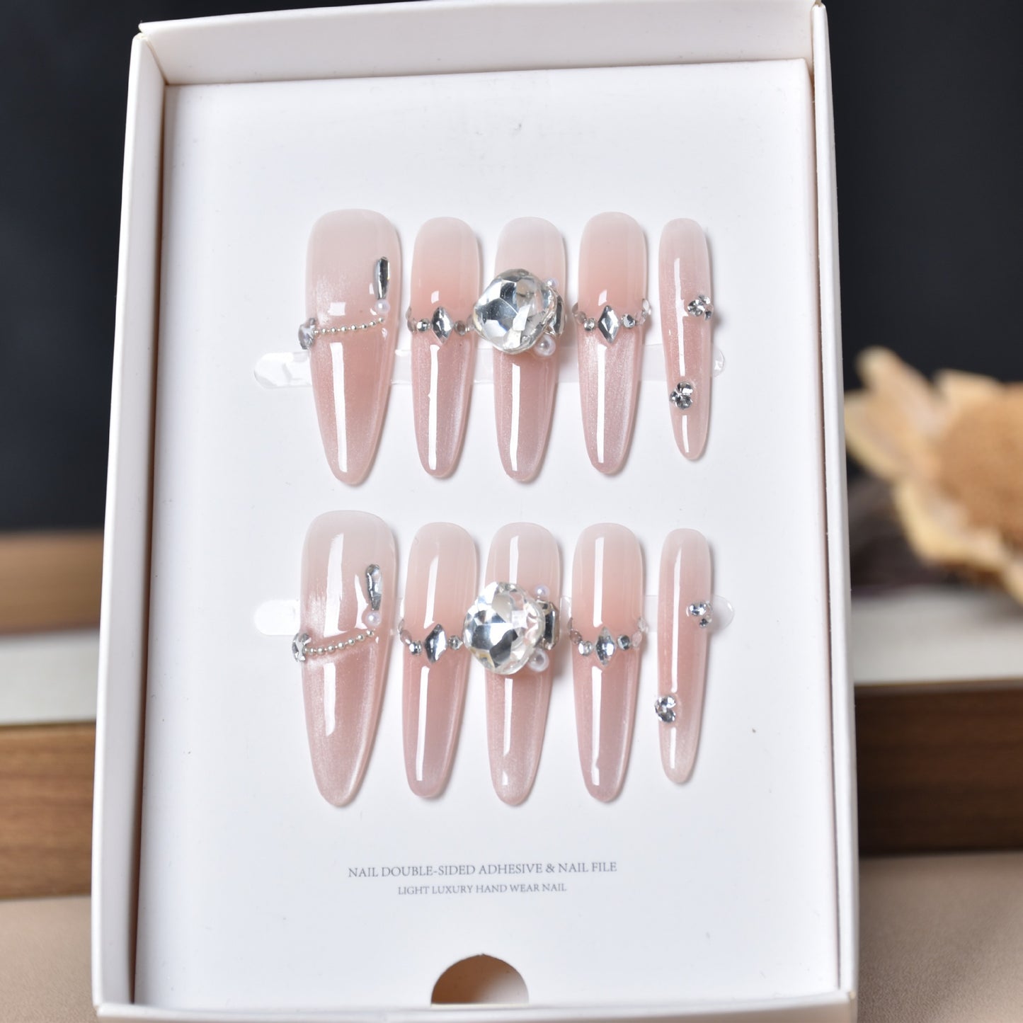 Luxuriöse glitzernde Stiletto-Nagelverlängerungen Brehn