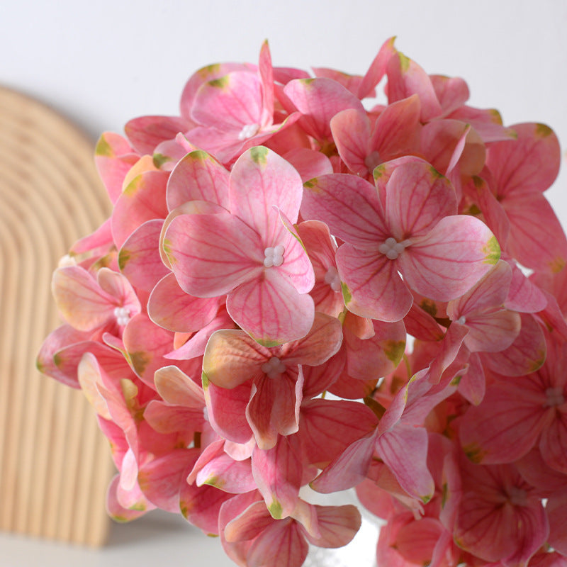 Dekorativer Kunstblumenstrauß