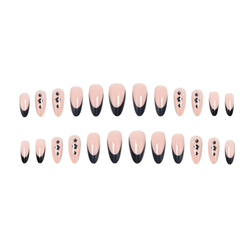 Kunstvolle Nageldesigns mit eleganten Akzenten Brehn