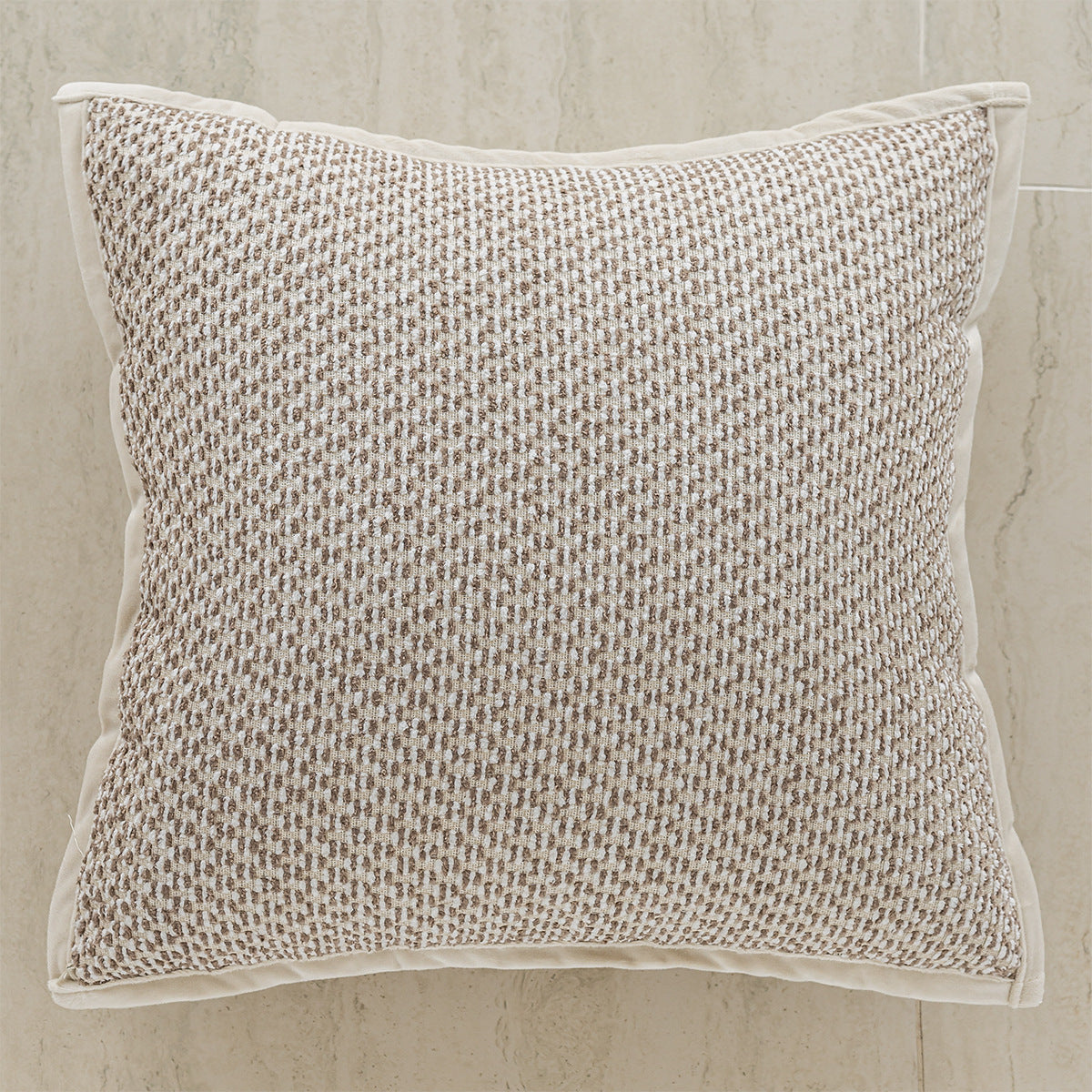 Dekoratives Kissen mit floralem Design