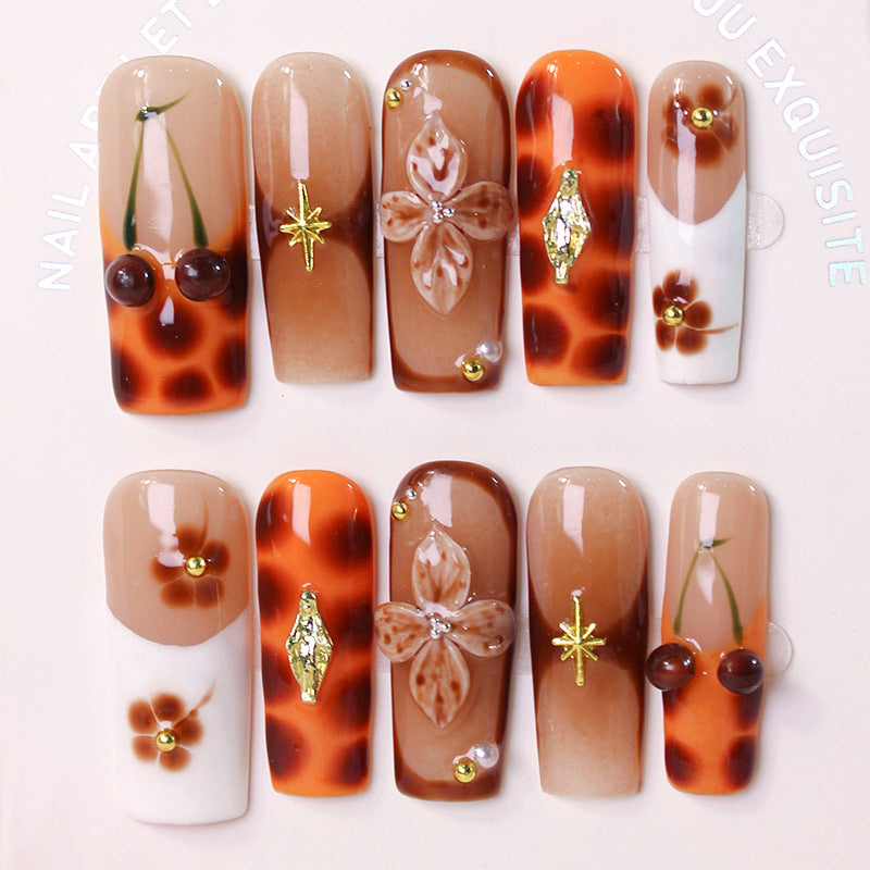 Kunstnagelset mit luxuriösen Verzierungen und stilvollen Akzenten Brehn