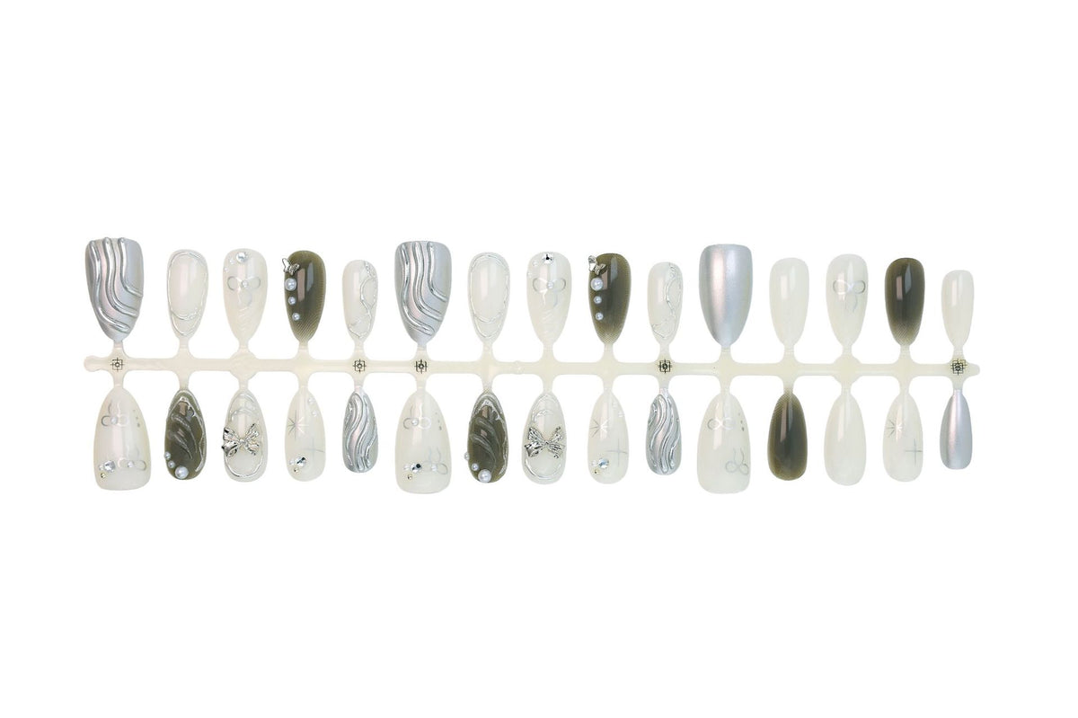 Kunstnagelset mit luxuriösen 3D-Verzierungen und eleganten Stein-Akzenten Brehn
