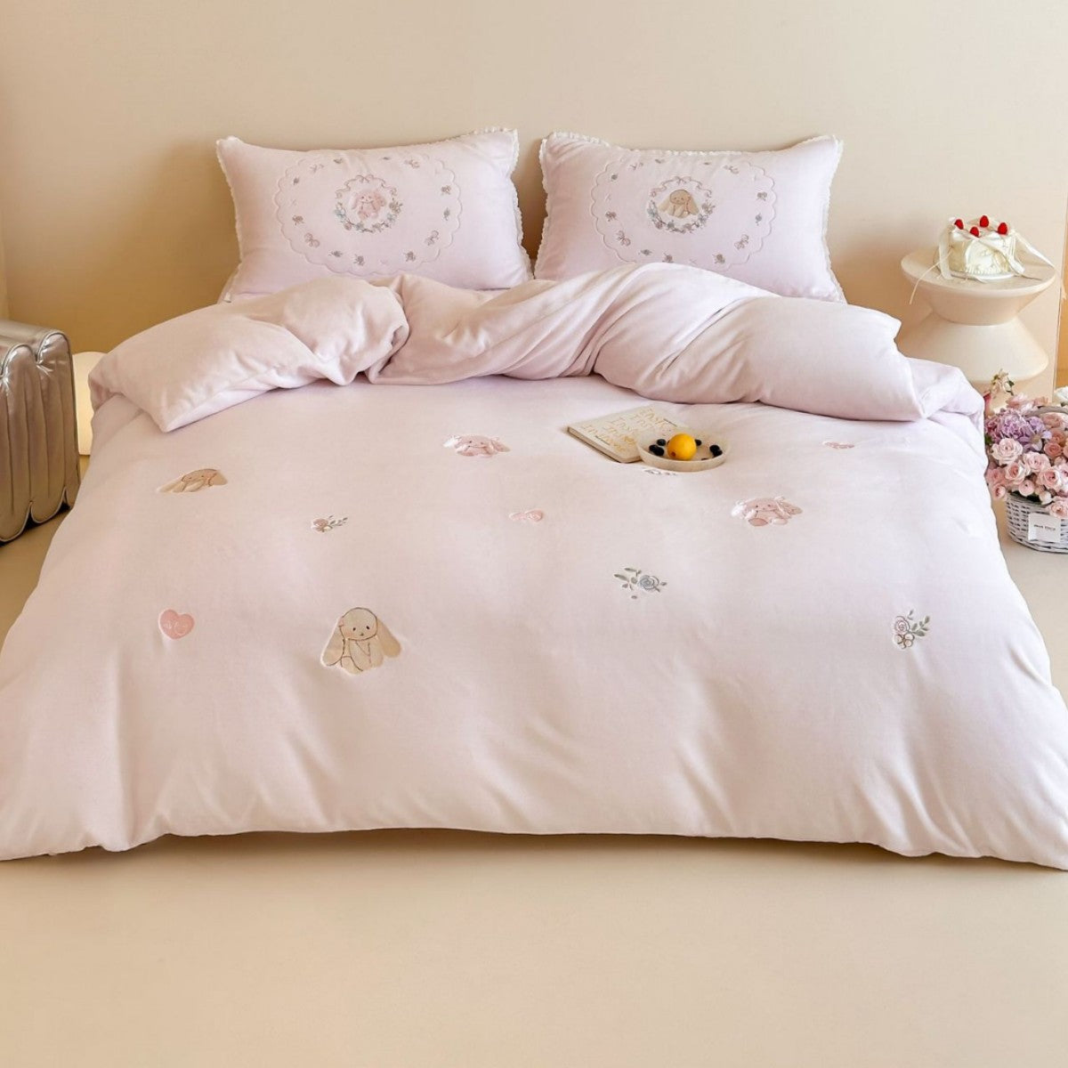Besticktes Bunny Baumwoll-Bettbezug-Set mit floralem Wellenkissenbezug