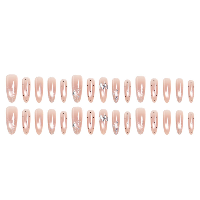 Kunstnagelset mit funkelnden Glitzer- und eleganten Schmuckdetails Brehn