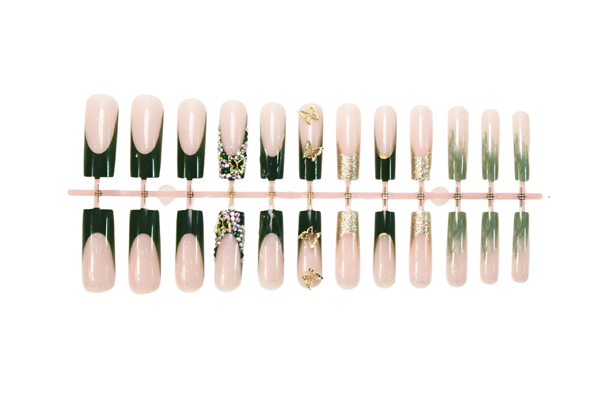Kunstnagelset mit glitzernden Akzenten und floralem Design Brehn