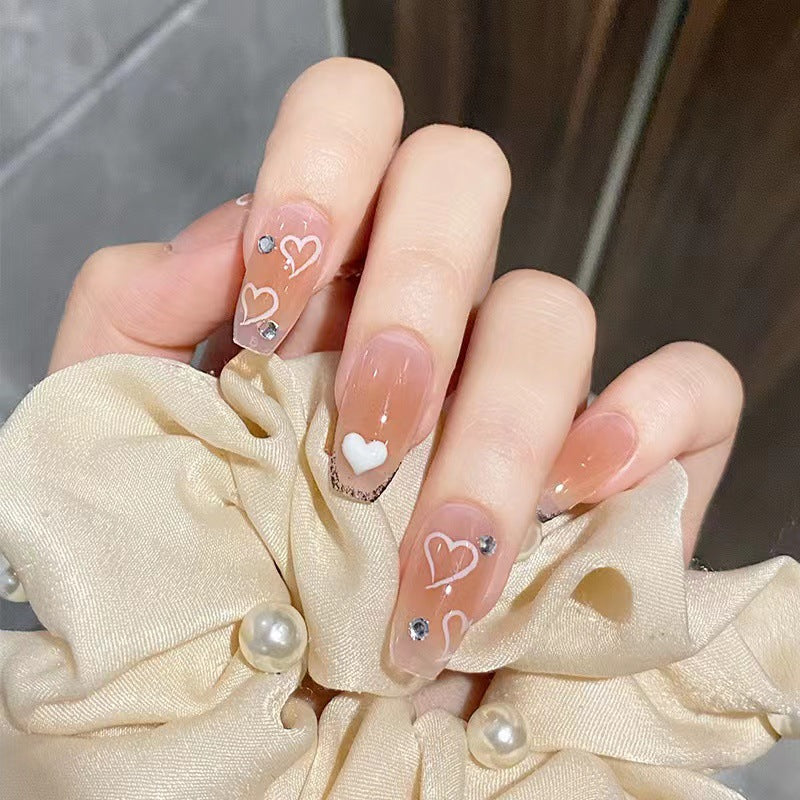 Kunstvolle Nagelspitzen im Herzdesign Brehn