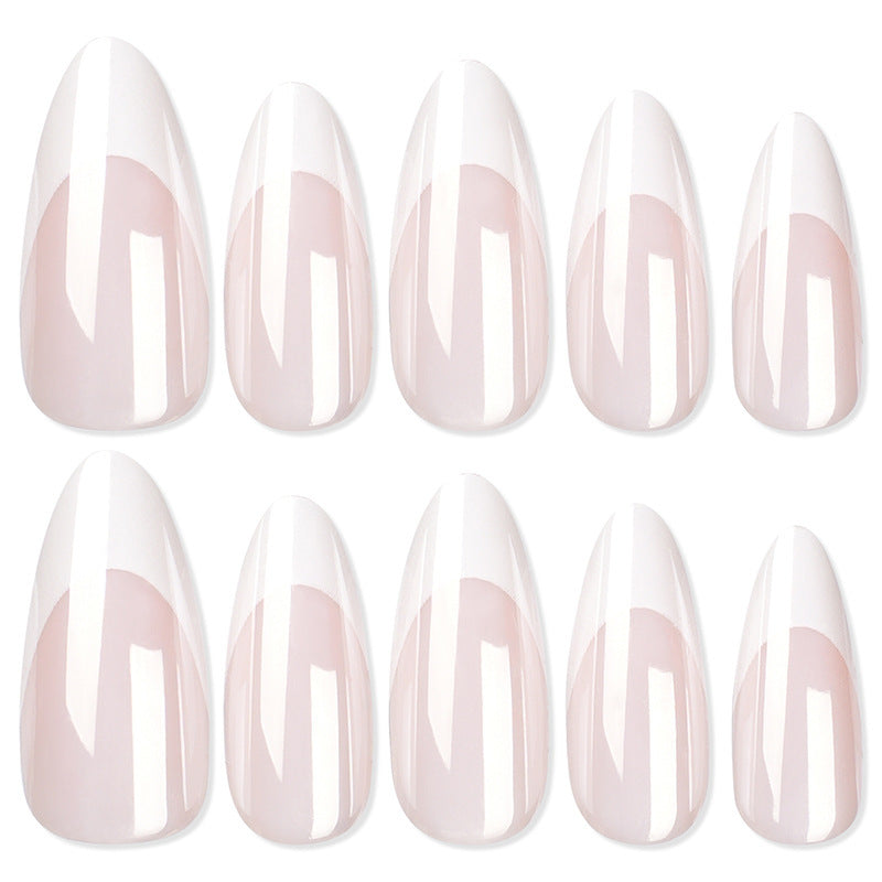 Künstliche Nagelspitzen mit Elegantem French-Tip Brehn