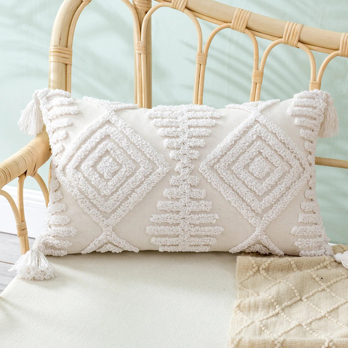 Quadratischer Boho‑Kissenbezug mit handtuftetem Diamant‑Tufting, hochflorigem Chenille‑Relief und Eckquasten Brehn