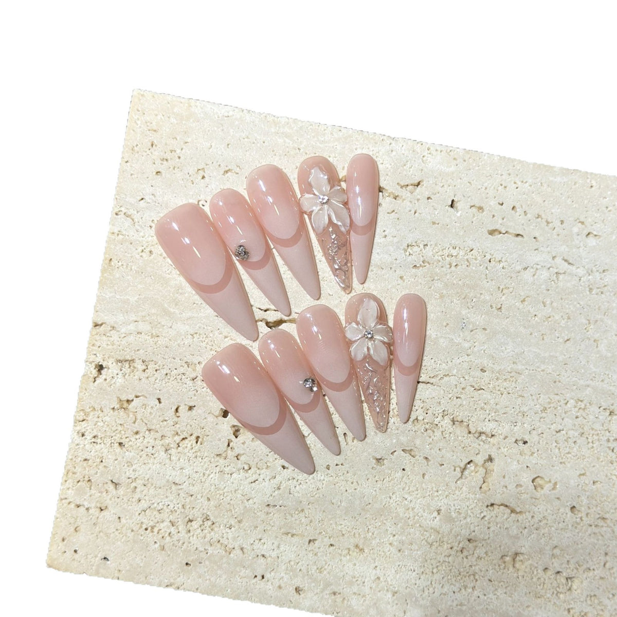 Elegantes Stiletto Press-On Nagelkunstset mit floralen Akzenten Brehn