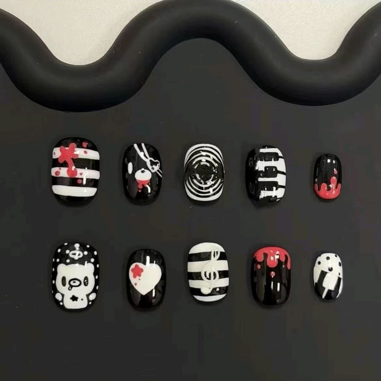 Künstlerisches Press-On-Nagelset mit geometrischen Designs Brehn