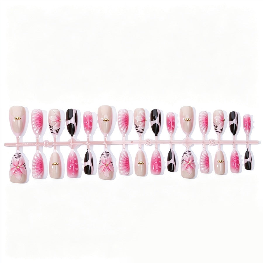 Kunstnagelset mit filigranen Blüten- und Glitzerakzenten Brehn