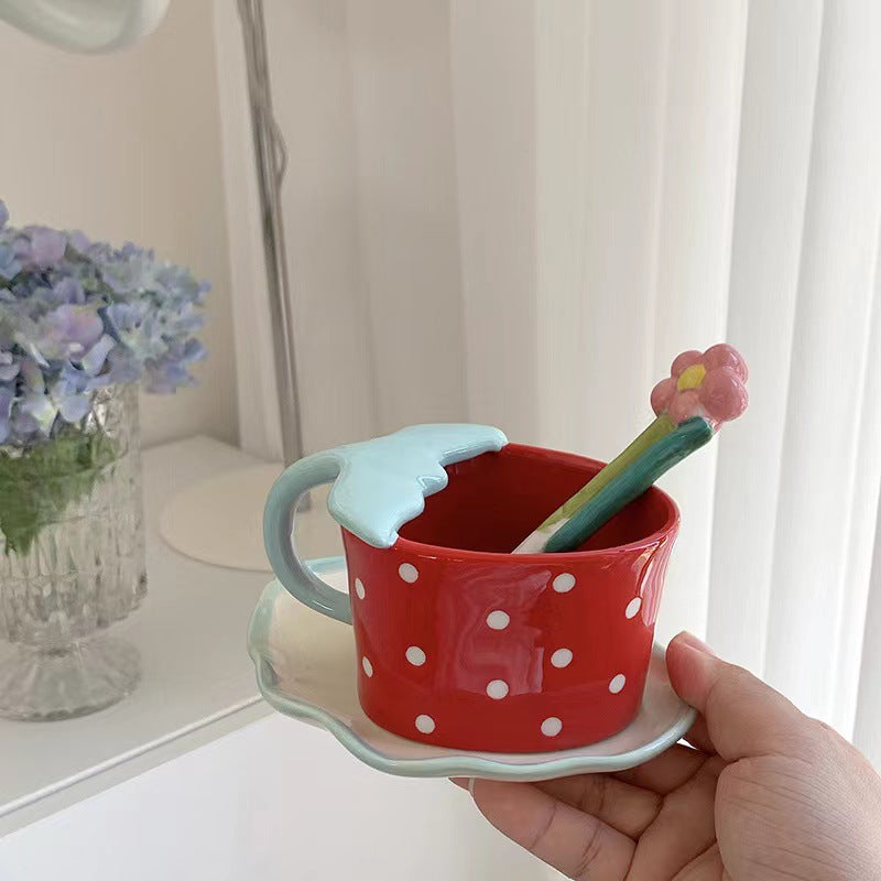 Verspielte Keramiktasse mit geformtem Blätterhenkel, Untertasse und Tulpenlöffel