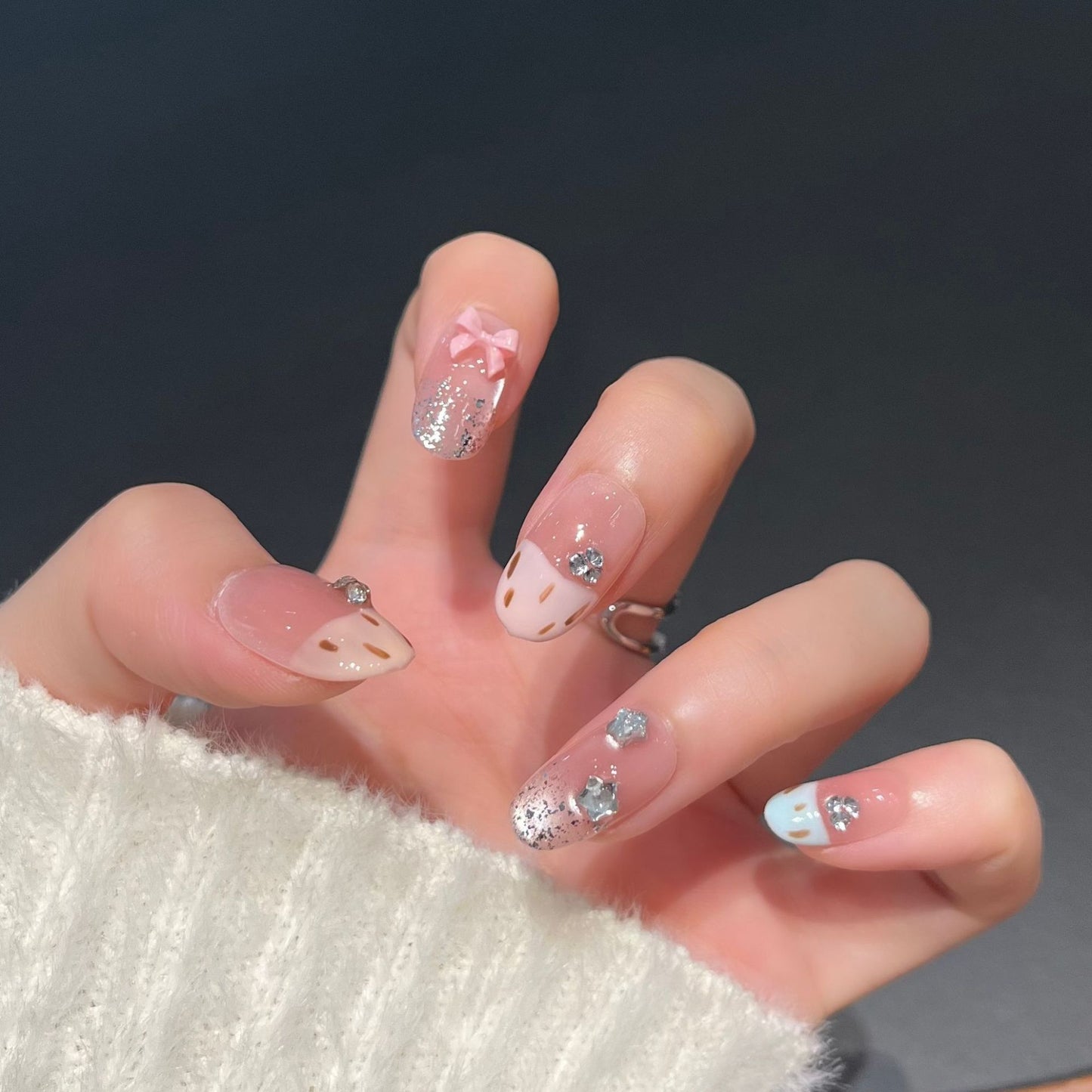 Dekorative Press-On Nagelkunst mit Schleifen- und Edelsteinakzenten Brehn
