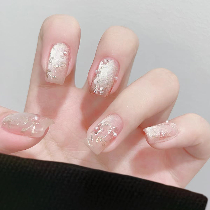 Künstlerisches Press-on-Nagel-Set mit eleganten Blumen- und Perlenakzenten Brehn