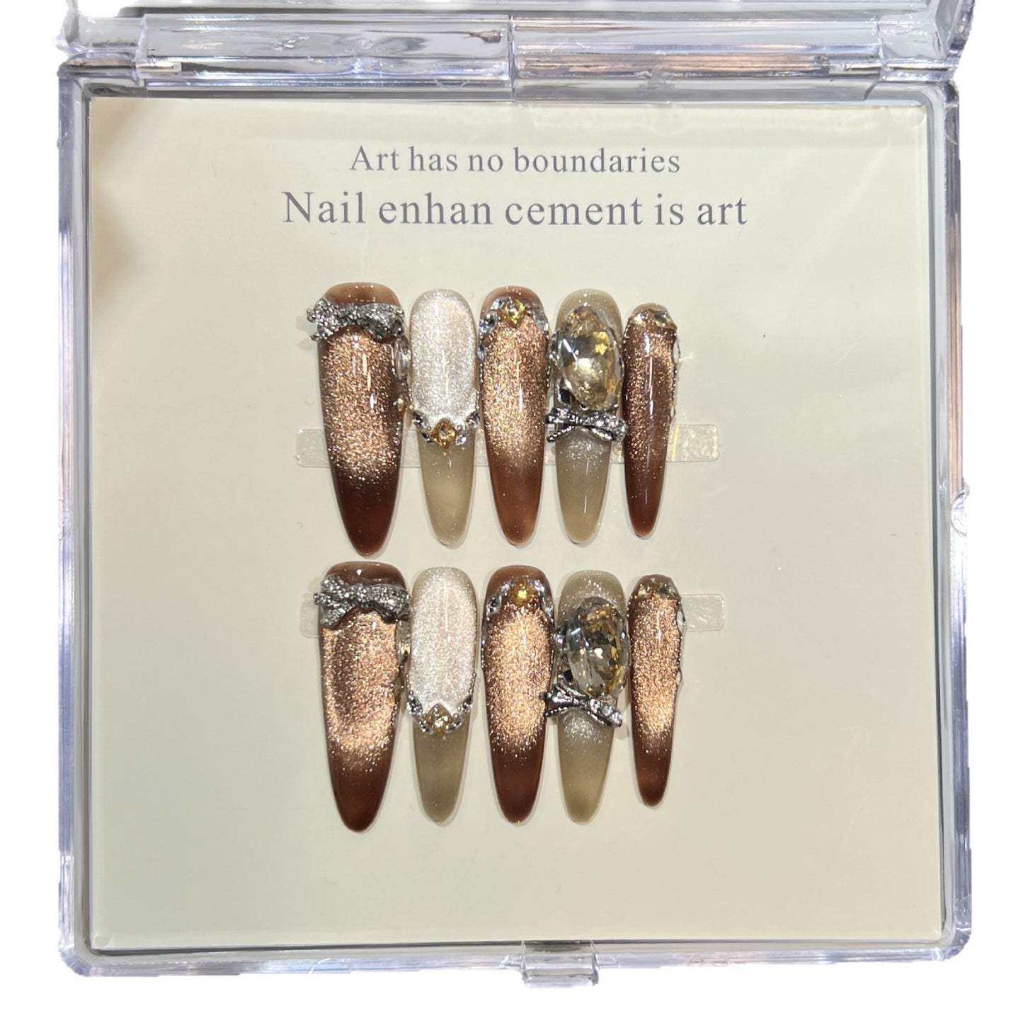 Künstlerisches Stiletto Press-On Nagelset mit Edelsteinakzenten Brehn