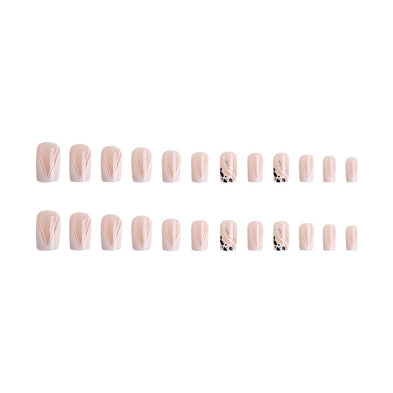 Kunstnagelset mit geometrischen Akzenten und elegantem Design Brehn
