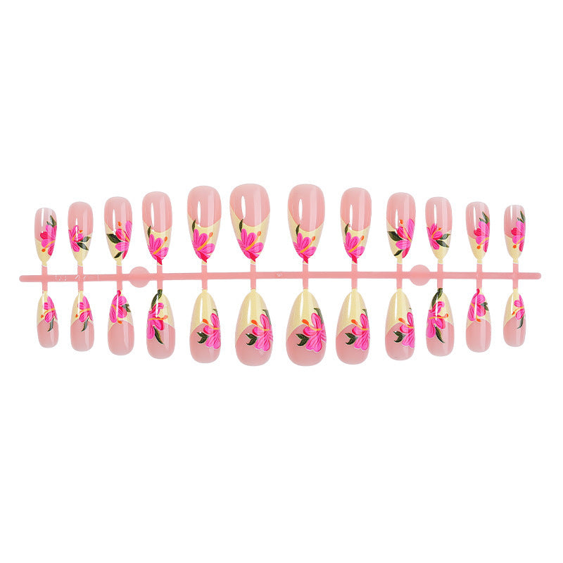 Kunstnagelset mit floralen Akzenten und glamourösem Finish Brehn