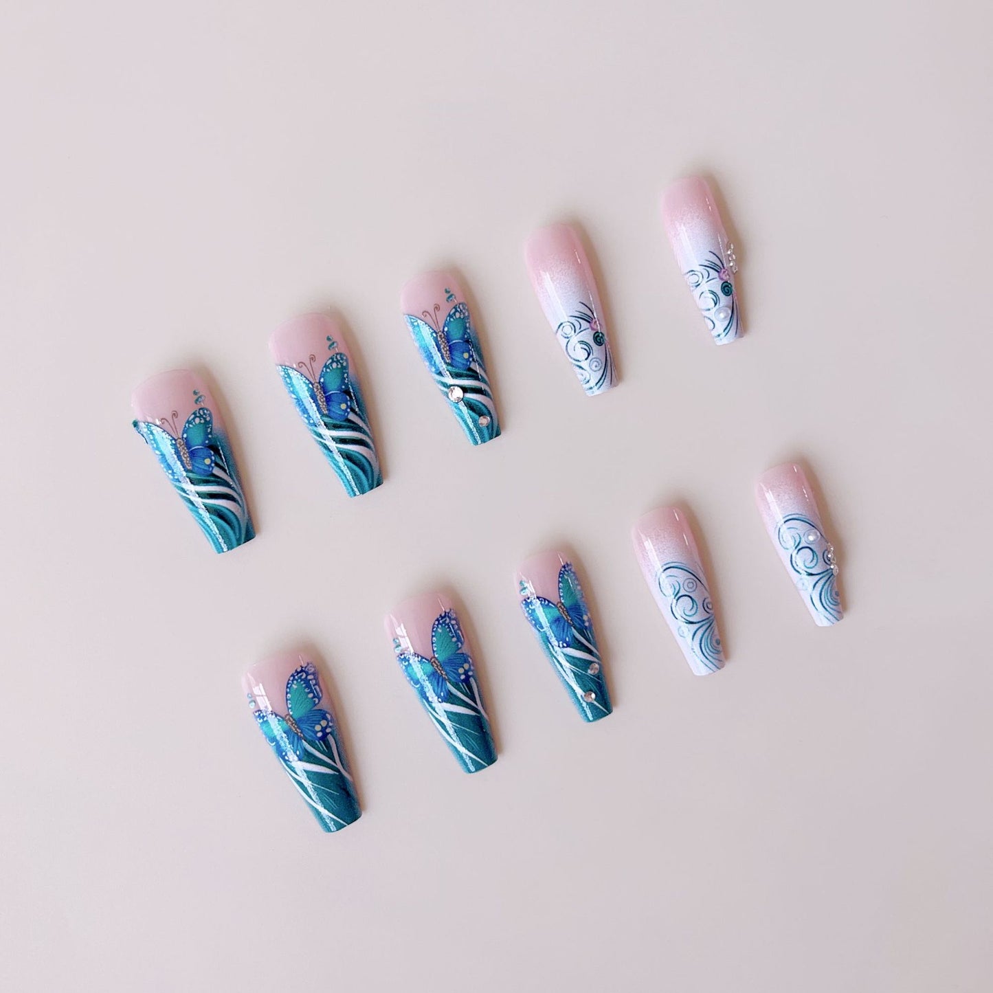 Kunstnagelset mit filigranen Schmetterlingsverzierungen Brehn