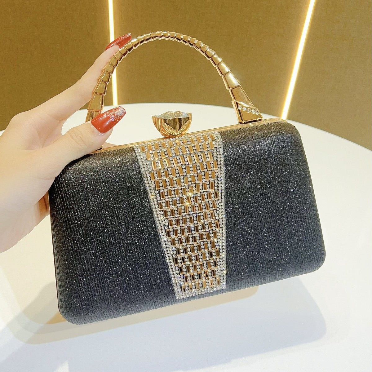 Abendhandtasche mit Kristallverzierungen
