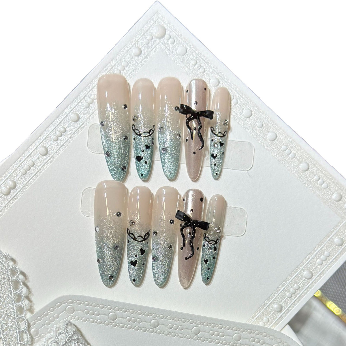 Elegantes Stiletto Press-On Nagelset mit Strass- und Schleifenakzenten Brehn