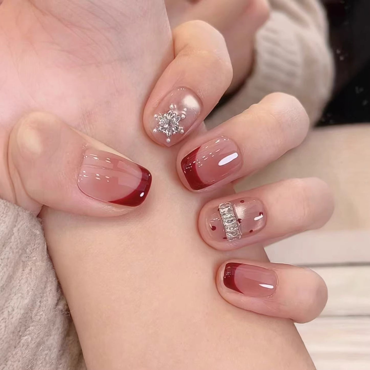 Elegante mit Strass veredelte Nagelkunst Brehn