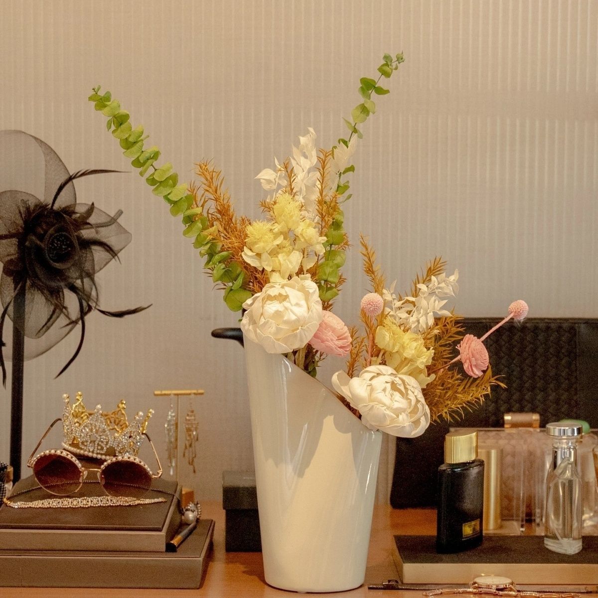 Elegante getrocknete Blumenarrangement in zeitgenössischer Vase