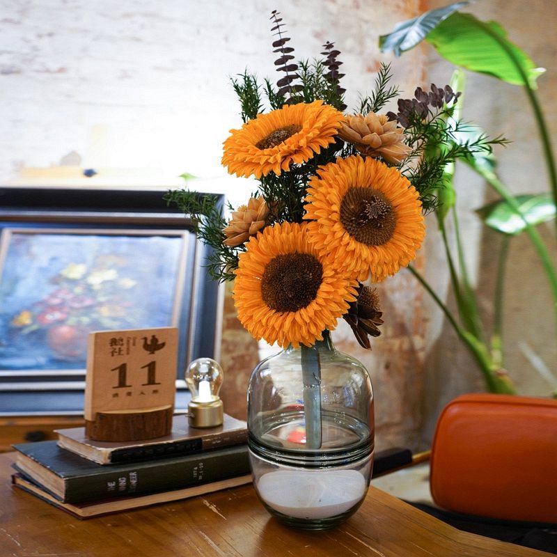 Trockenblumenstrauß mit Sonnenblume und Tannenzapfenakzenten