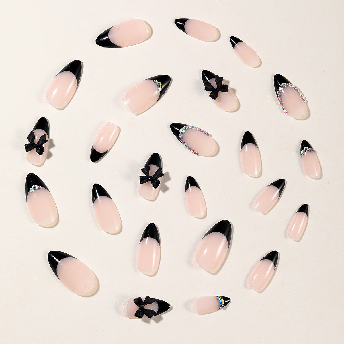 Elegantes Stiletto-Nageldesign mit Strassakzenten Brehn