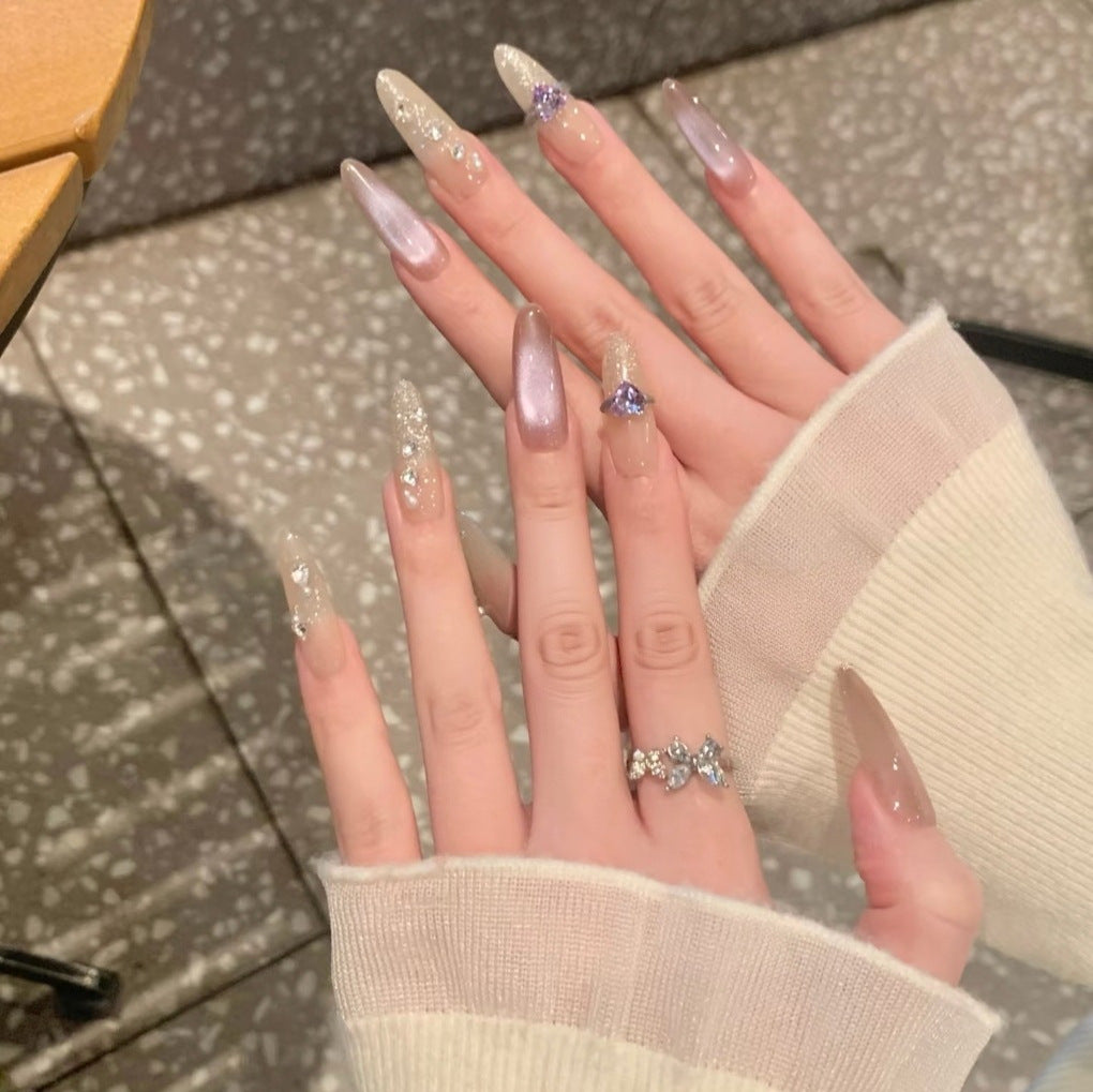 Elegante Lange Stiletto-Nagelerweiterungen mit Edelsteinakzenten