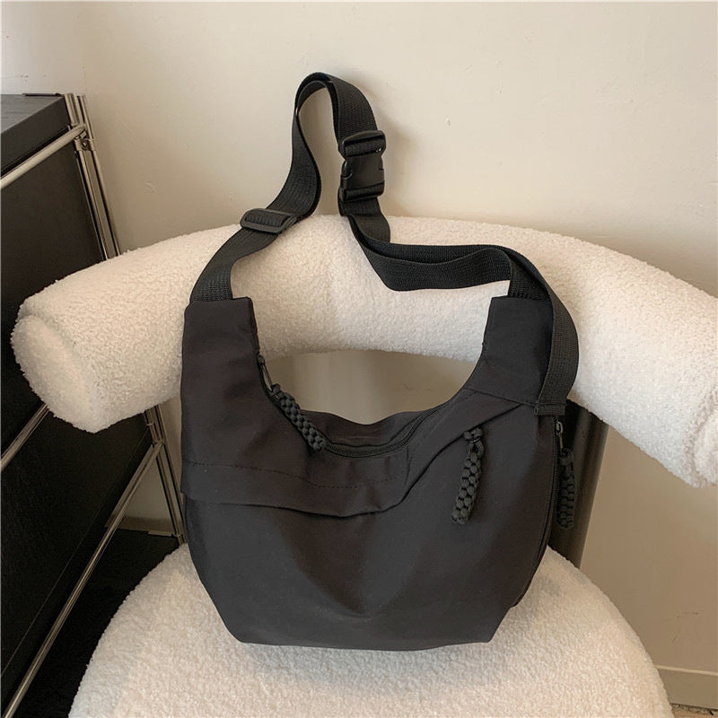 Lässige strukturierte Schultertasche