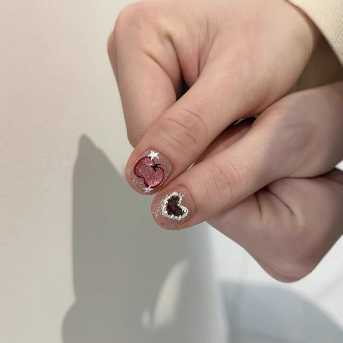 Künstlerische Press-On-Nageldesigns